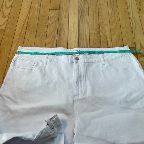 Massey Women's‎ White Jean Capris Rhinestone detail Plus sz 26W - Picture 10 of 10